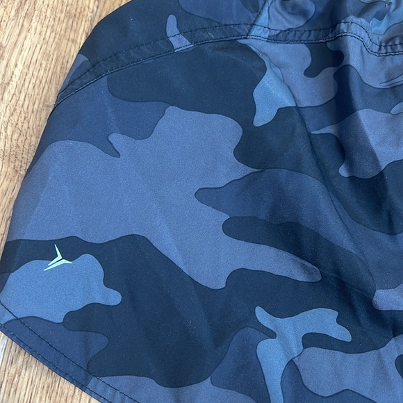OLD NAVY Active Go-Dry Camo Shorts Size Medium - Picture 5 of 9